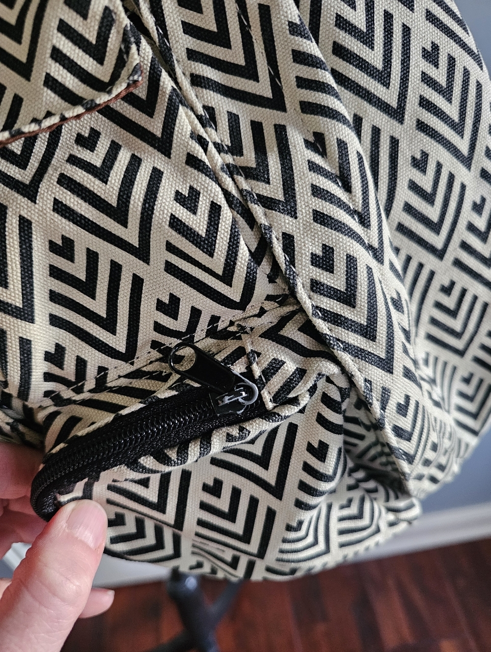 Full Size Kavu Sling Bag Cream & Black - Picture 2 of 7